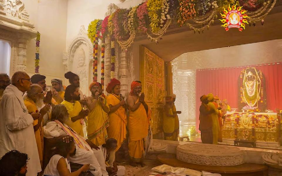 Attire colour of Ram temple priests changes from saffron to yellow, mobile banned