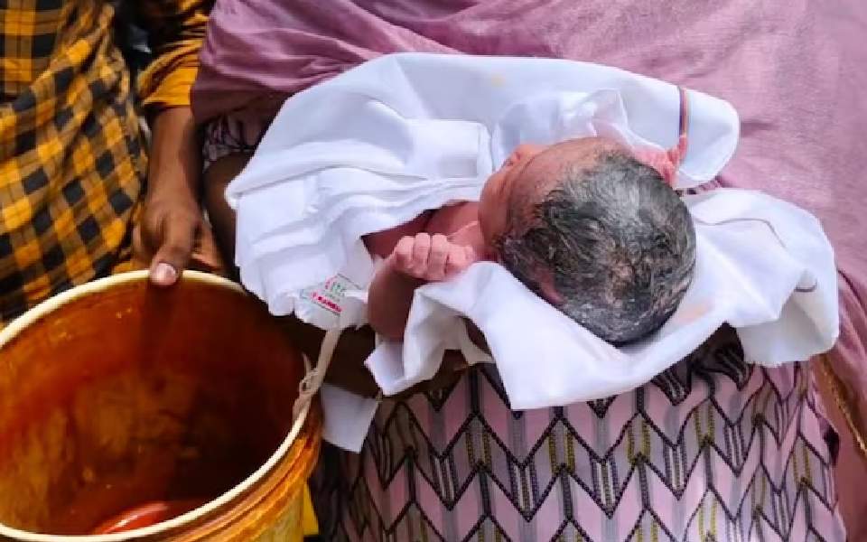 Newborn girl abandoned in Mayiladuthurai, Rescued by sanitation workers