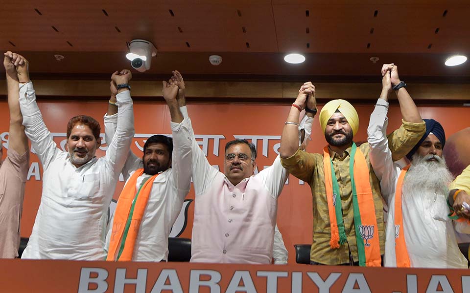 Former Indian hockey captain Sandeep Singh, Olympic medallist Yogeshwar Dutt join BJP