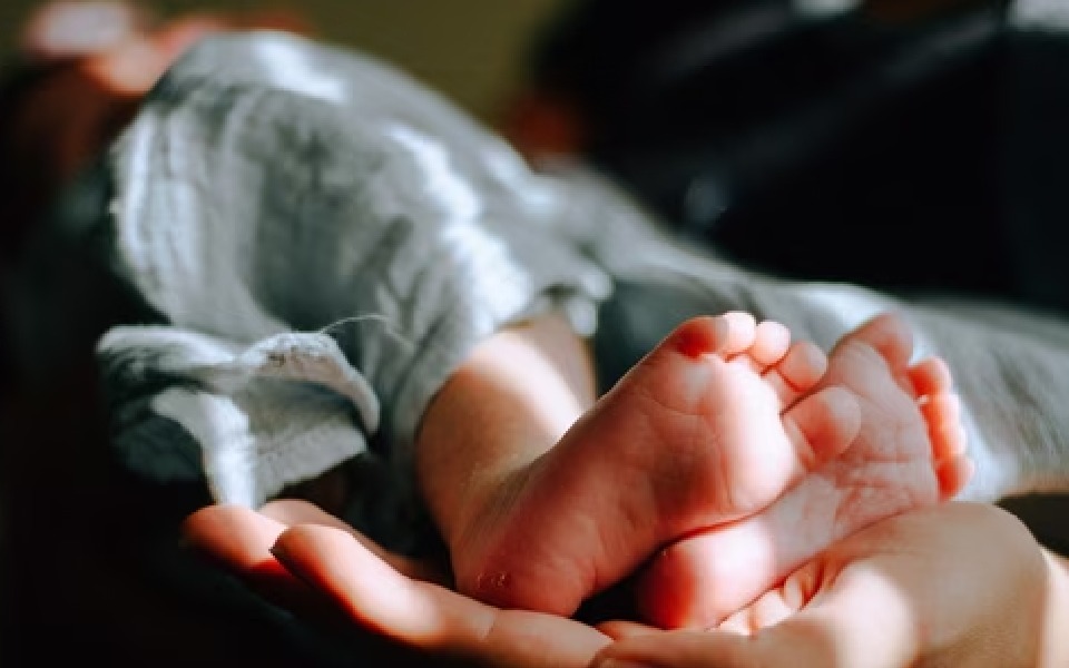 Woman delivers stillborn child after ambulance delays; husband takes body back in bag on ST bus