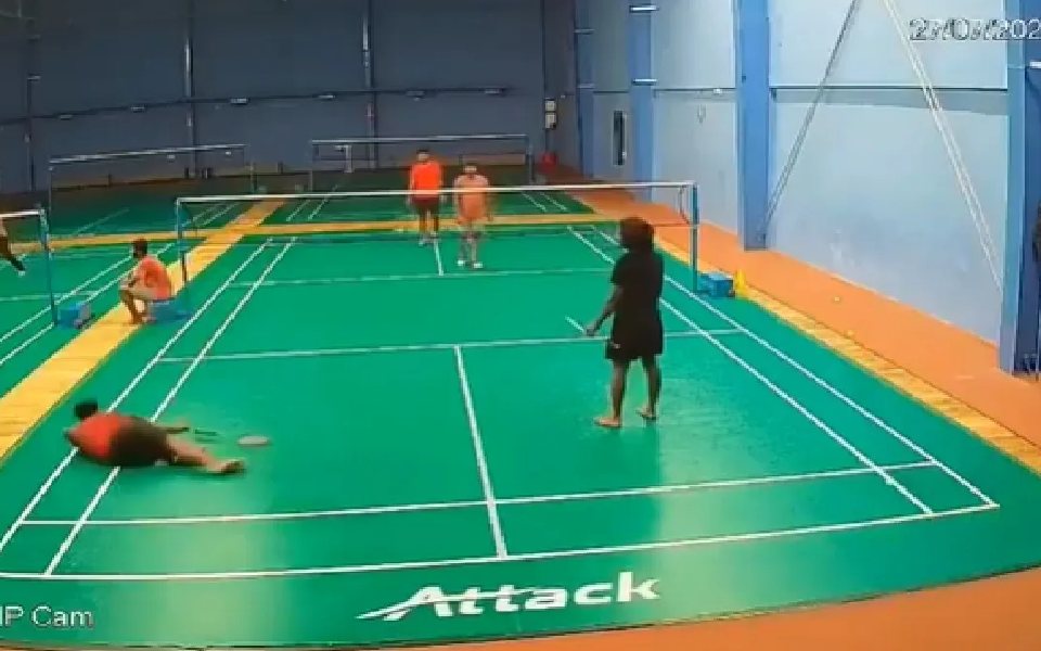 Man collapses while playing badminton, dies