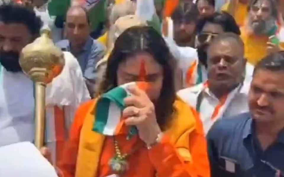 BJP MLA seen wiping face with flag during Tiranga Yatra in Jaipur, Congress slams act