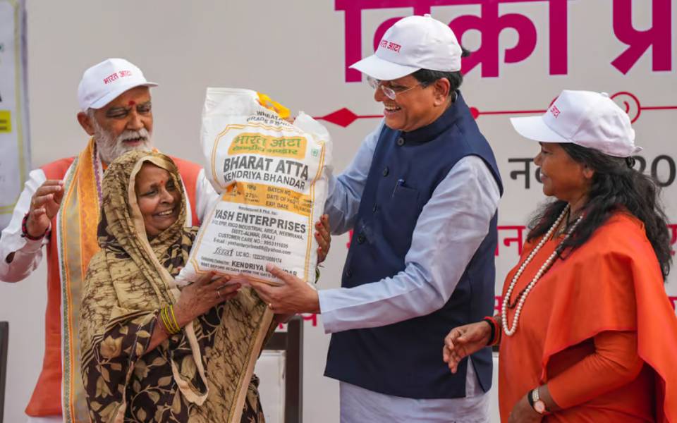 Govt formally launches 'Bharat Atta' at subsidised rate of Rs 27.50/kg to give relief to consumers