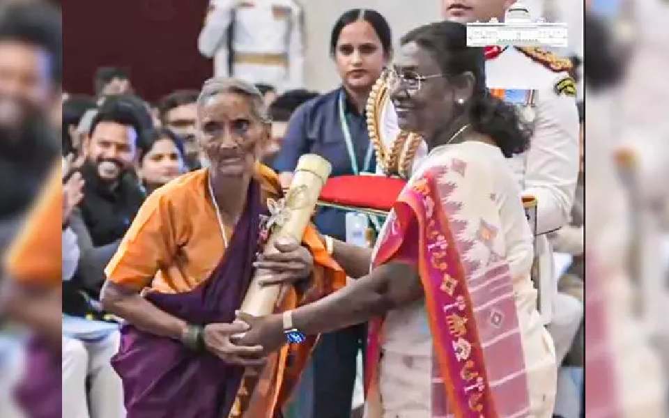 96-yr-old puppeteer from Koppal Bheemavva Doddabalappa Shillekyathar conferred with Padma Shri award
