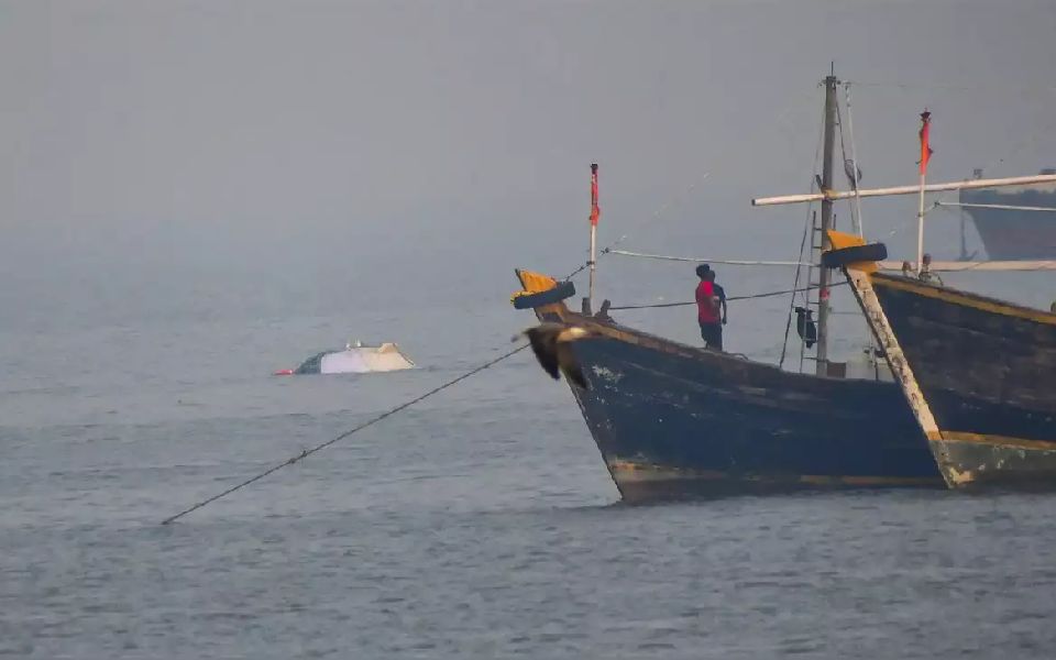 Boat sinks after being hit by cargo ship off Mumbai's Madh coast, retrieved; no one hurt