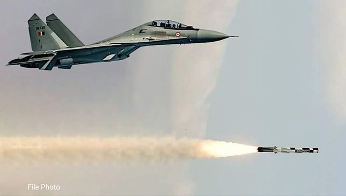 IAF successfully test-fires BrahMos missile from Su30-MkI fighter jet