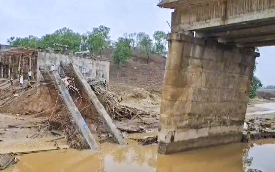 Girder of an under-construction bridge collapses in J'khand's Giridih