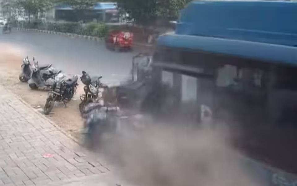 Delhi: Bus rams into over a dozen vehicles, one killed