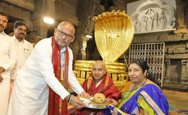 Muddada Ravi Chandra assumes charge as TTD executive officer