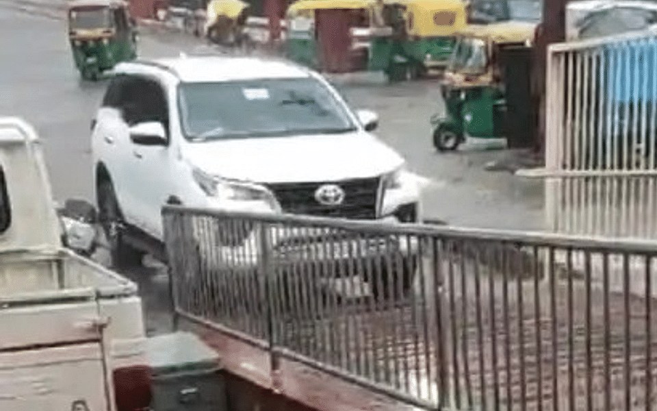 Lucknow: Akhilesh Yadav mocks UP minister after his car enters platform at Charbagh Railway Station