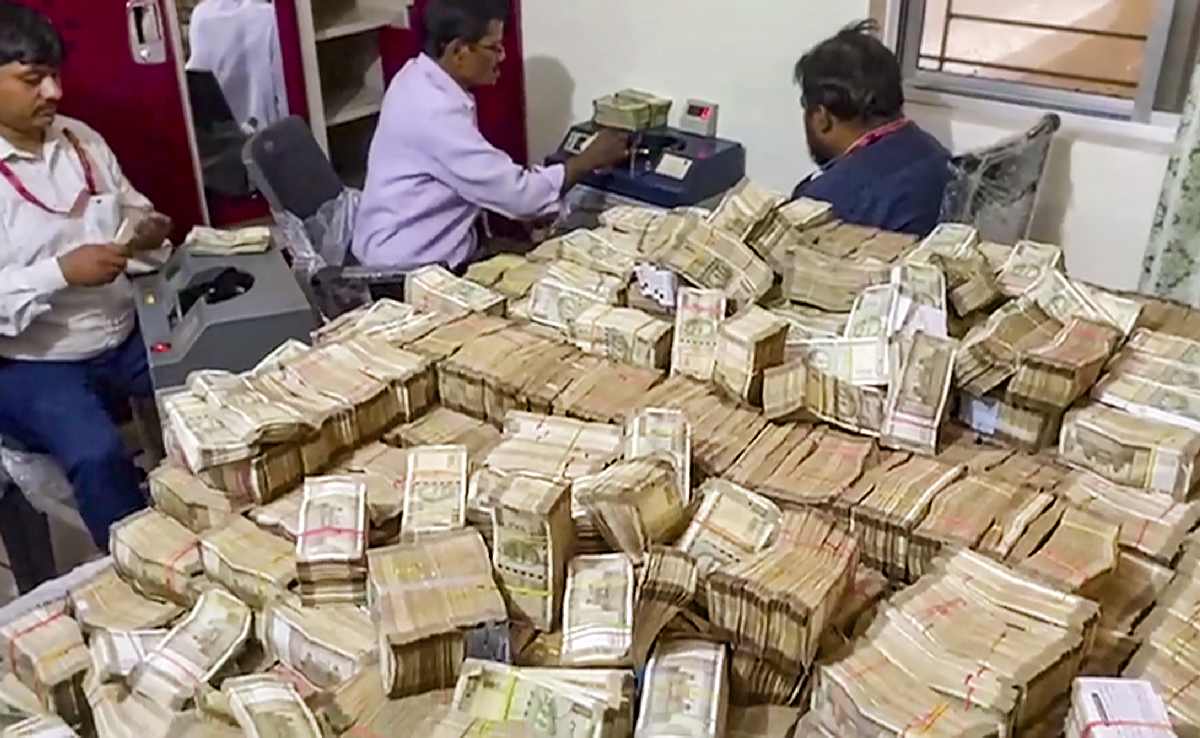 ED raids Jharkhand minister's staff; recovers over Rs 35-cr cash, official documents