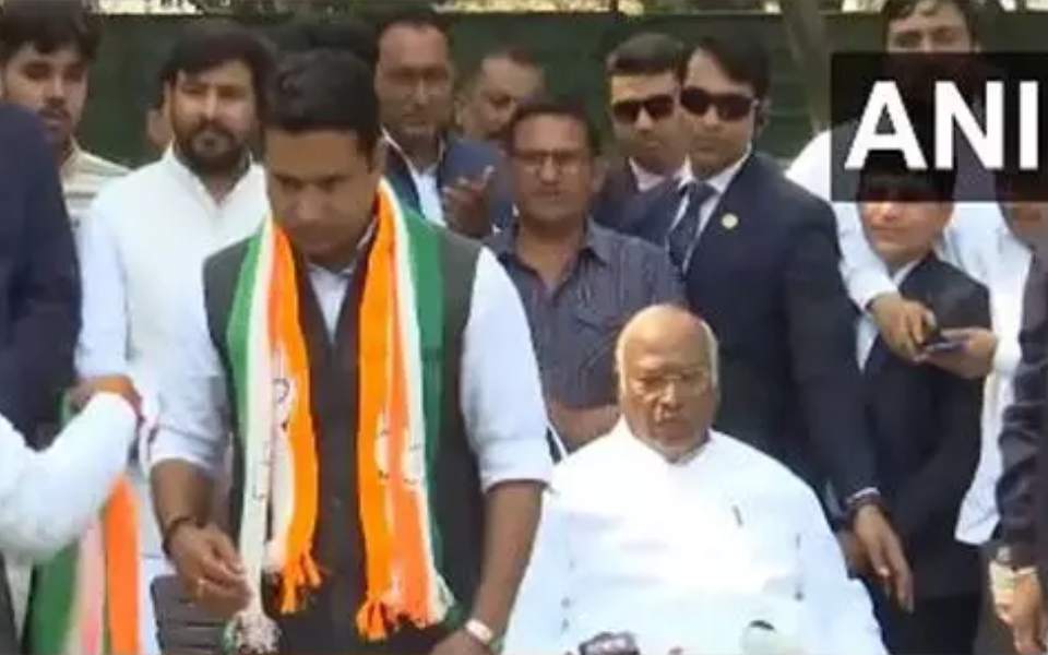 Voice not being heard: Churu MP Rahul Kaswan joins Congress after quitting BJP