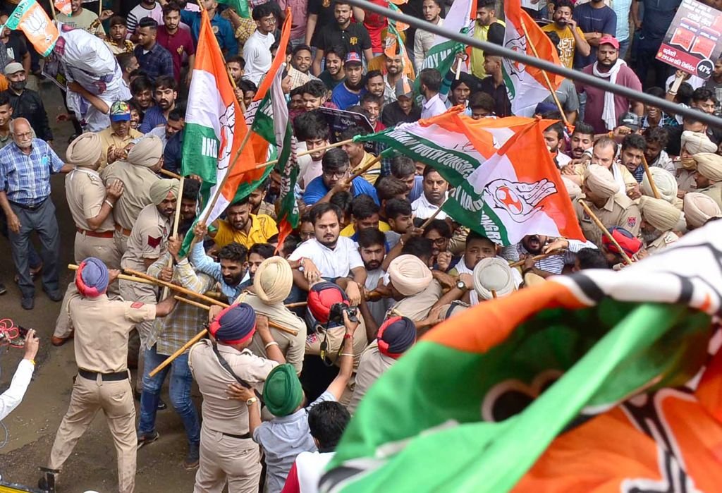 Workers of Youth Congress, BJP clash in Ludhiana