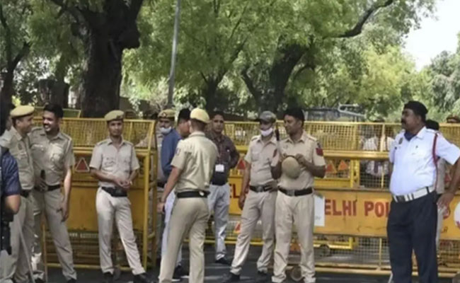 2 found dead with stab wounds in Delhi
