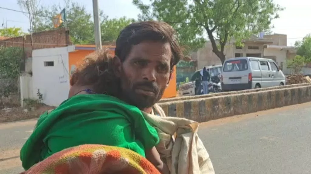 MP: In absence of hearse, Dalit family carries body of girl on foot for some distance