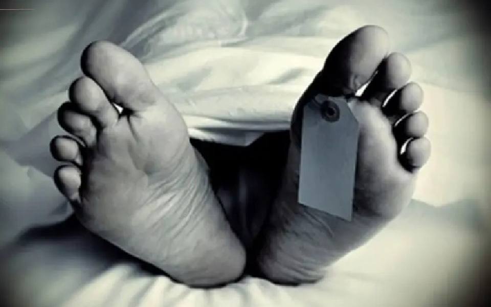 MP: Man forced to take mother's body in autorickshaw after long wait for hearse