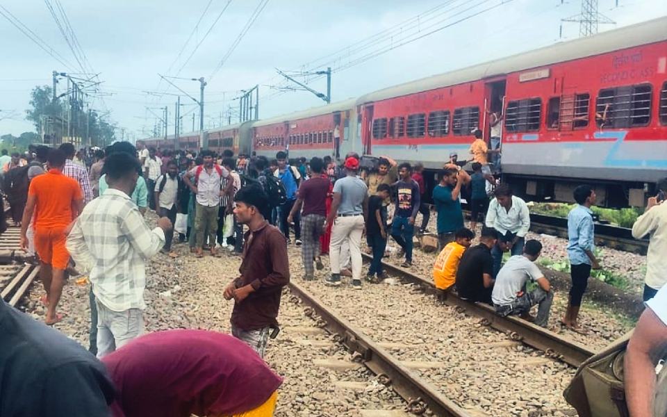 Muzaffarpur-Sabarmati express derails near Kanpur in UP