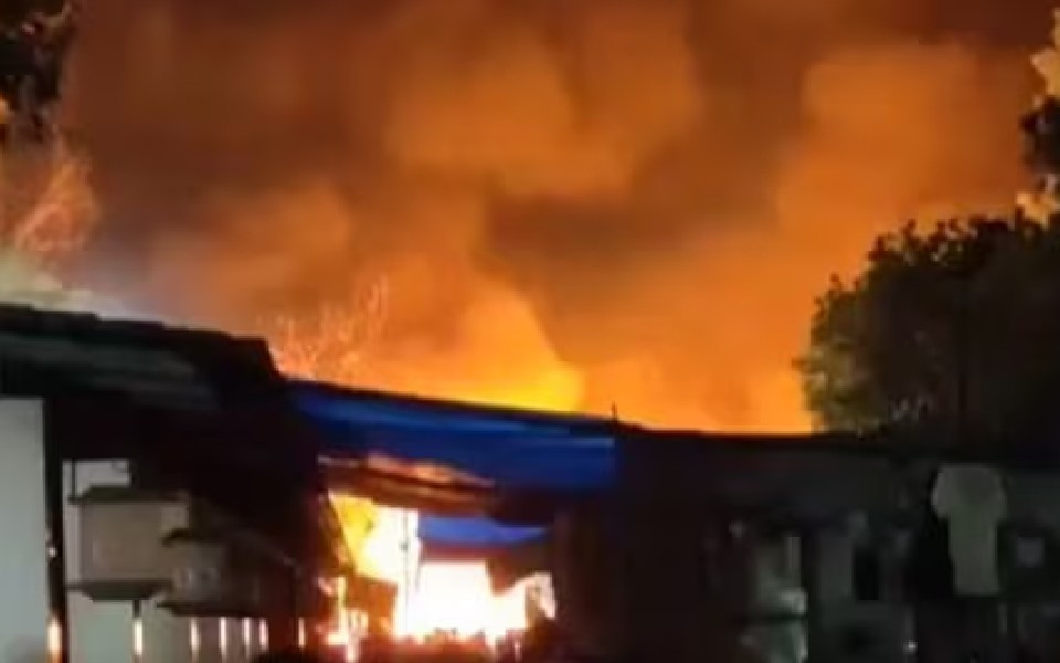 Massive fire breaks out at Dilli Haat market, 13 fire tenders on spot