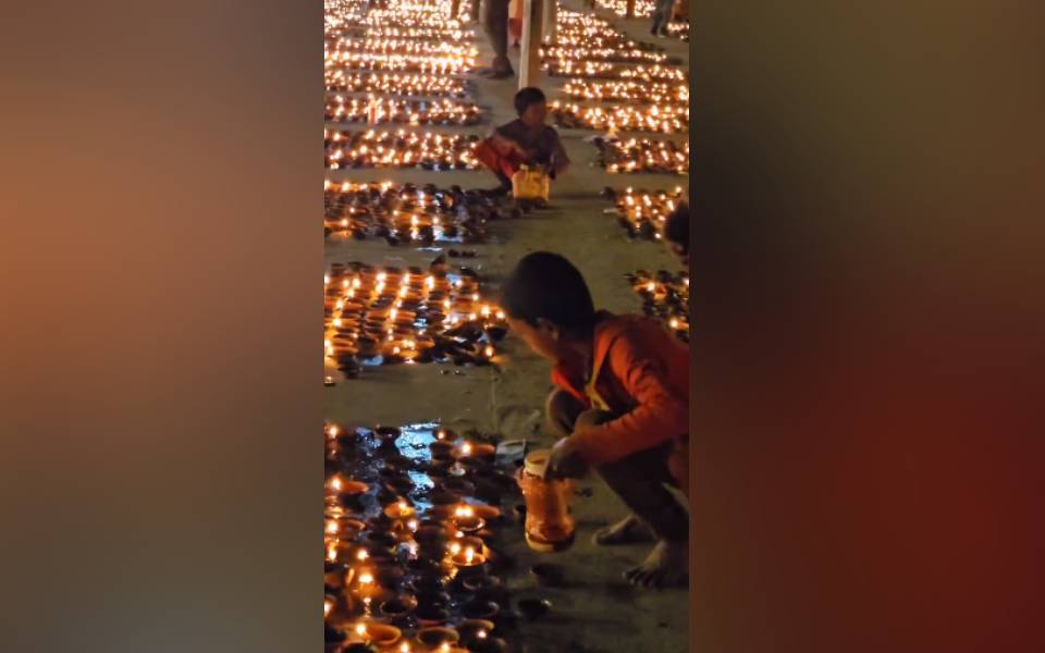 Akhilesh Yadav shares video of children taking oil from earthen lamps in Ayodhya