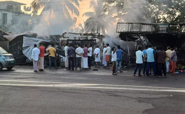 Kasaragod: Fire due to short circuit in Perla; more than five shops gutted in flames