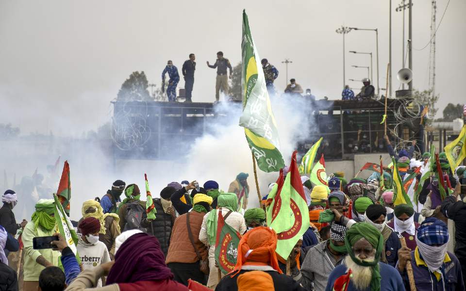 Cops use teargas, water cannons against protesting farmers after offering tea-snacks, flower shower