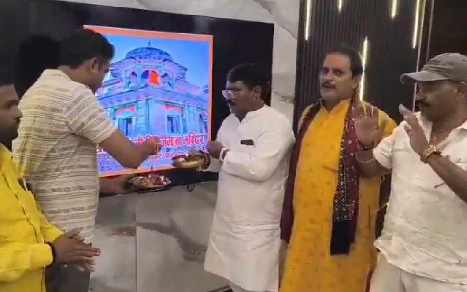 Video of BJP leader performing 'aarti' in front of Fatehpur mausoleum's picture goes viral