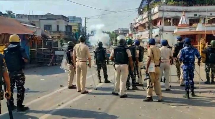 West Bengal: Mob breaches sec 144, sets police station afire to protest girl's death in Kaliaganj