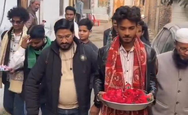After Ghaziabad weapons distribution, Lucknow youngsters respond with roses, pens, call for peace