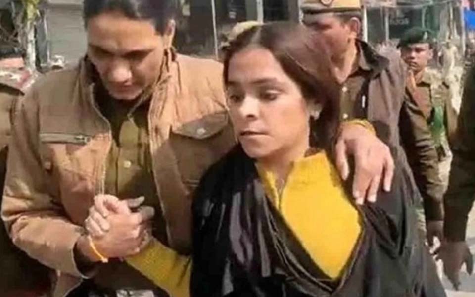 Burqa-clad woman, identified as 'Right Narrative' YouTuber Gunja Kapoor, detained at Shaheen Bagh