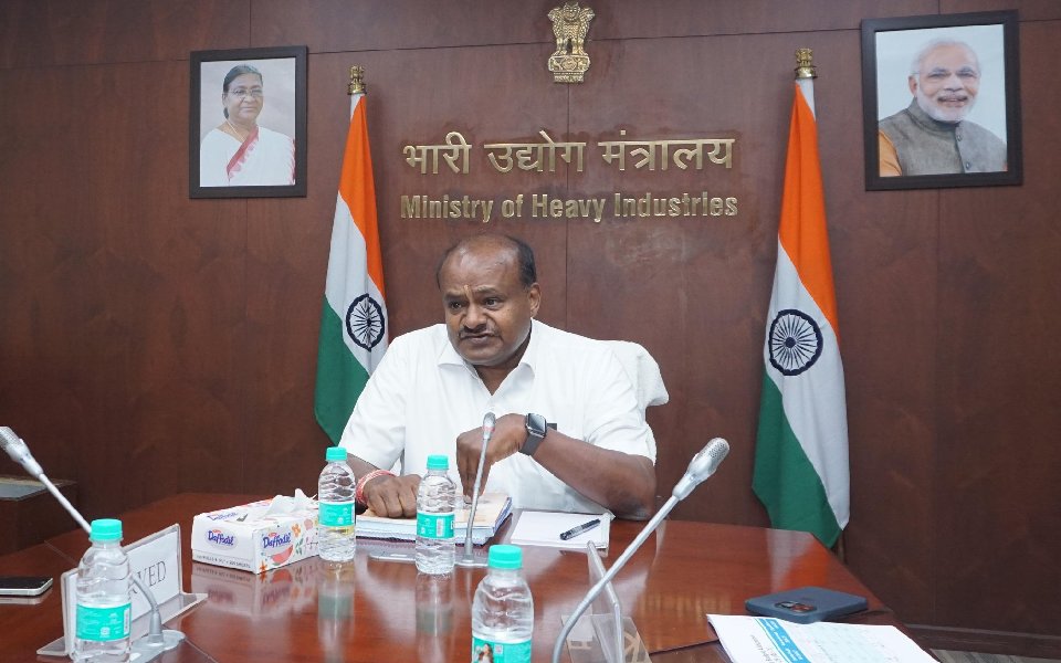 HD Kumaraswamy takes charge as Heavy Industries Minister