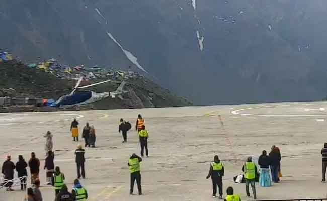 Helicopter carrying pilgrims develops snag, makes emergency landing in Kedarnath
