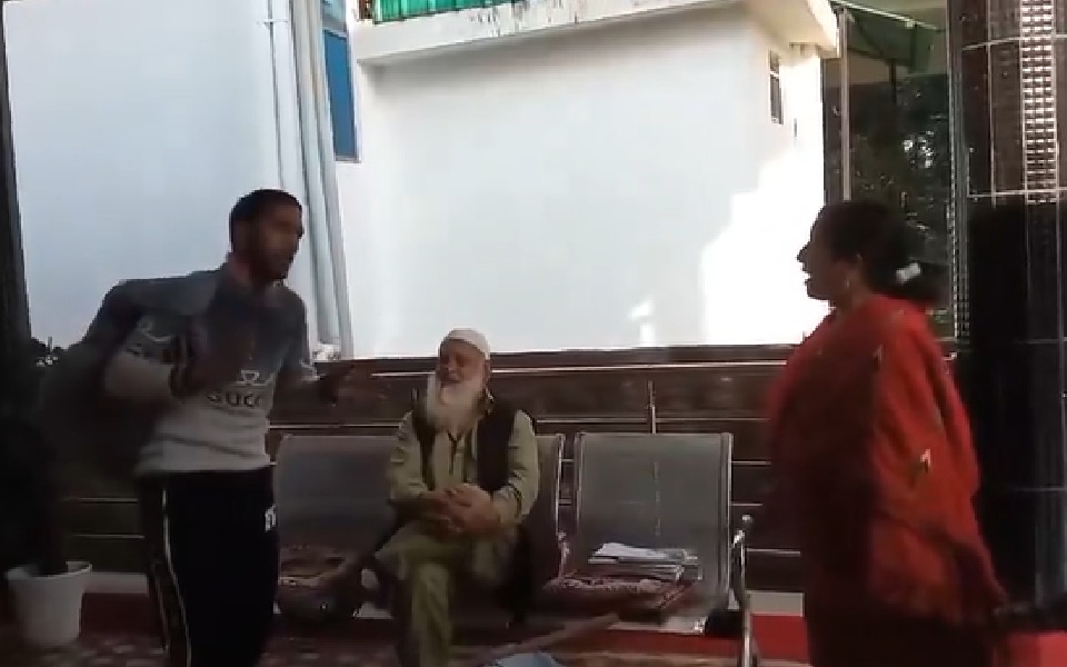 Woman in Himachal Pradesh bullies Kashmiri shawl sellers, video turns up on X