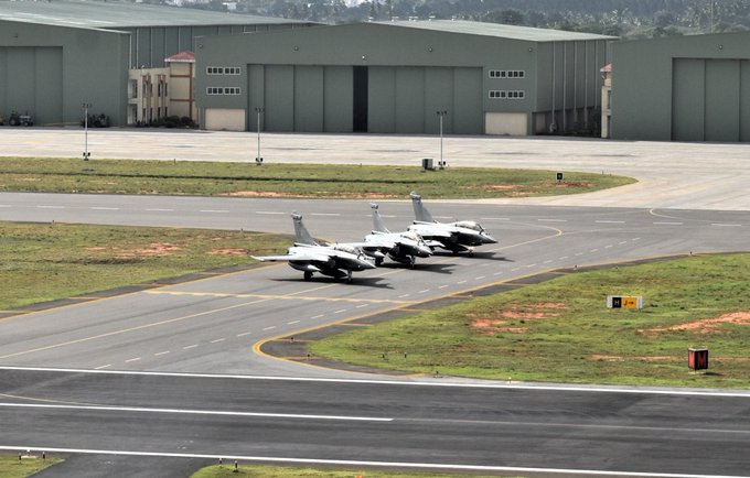 French Air Force contingent including 3 Rafale jets makes stopover in India