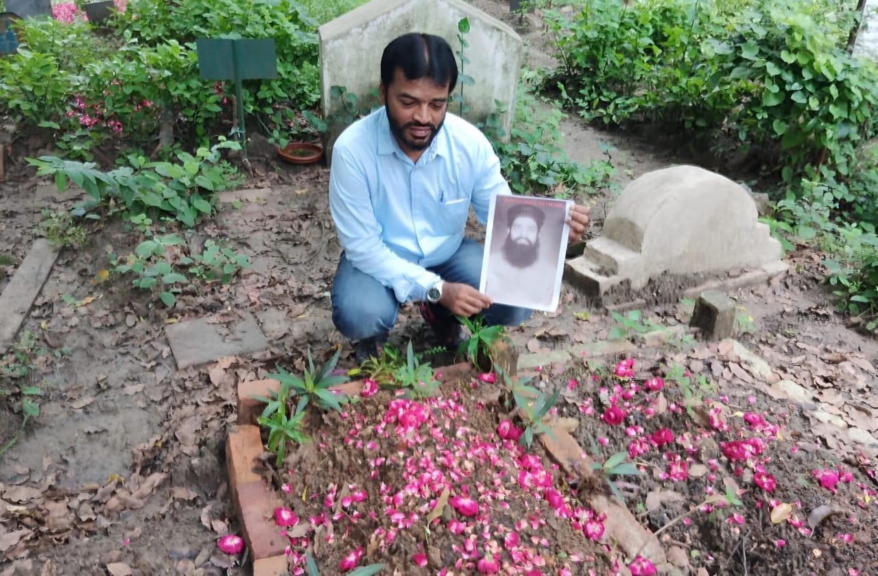 7/11 train blasts: Kin read out HC acquittal order at grave of man who died awaiting justice