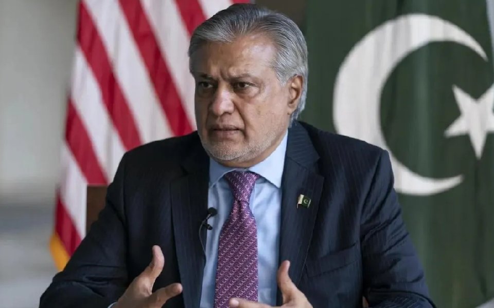 Pakistan's foreign minister says his country would consider de-escalation if India stops attacks