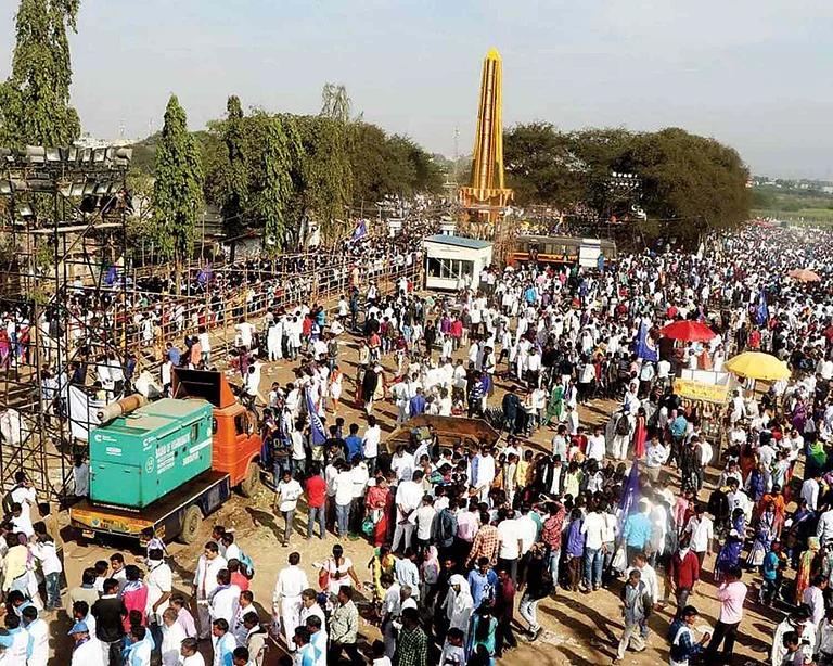 Maharashtra: Thousands visit 'Jaystambh' monument to mark 204th anniversary of Koregaon-Bhima battle