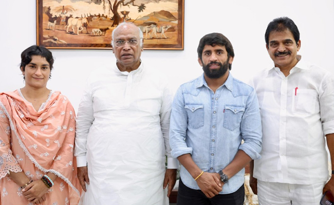 Vinesh Phogat, Bajrang Punia set to join Congress, meet Kharge