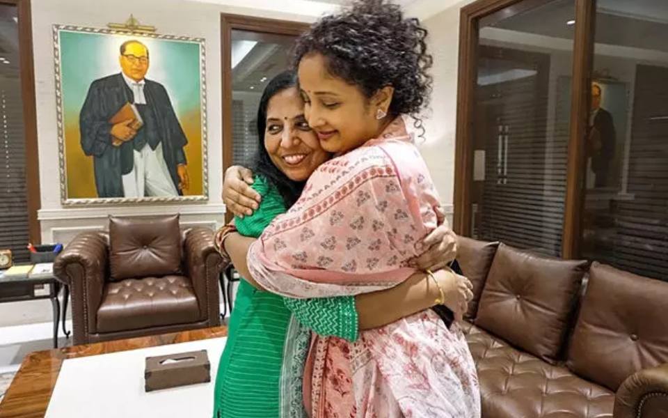 Former Jharkhand CM Hemant Soren's Wife Meets Sunita Kejriwal In Delhi