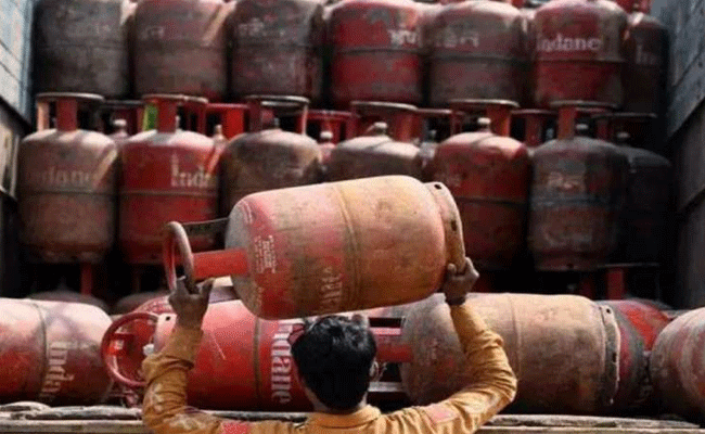New Year's present to country: Commercial cylinder prices hiked by Rs. 25