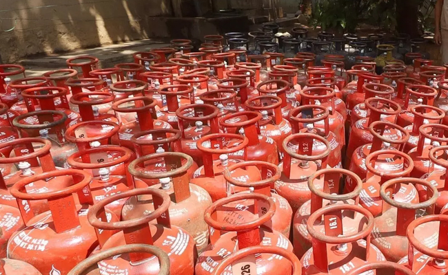 Govt steps up LPG supply, urges calm amid Hormuz concerns