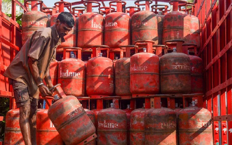 Cabinet approves Rs 30,000 cr subsidy to compensate oil firms for LPG losses