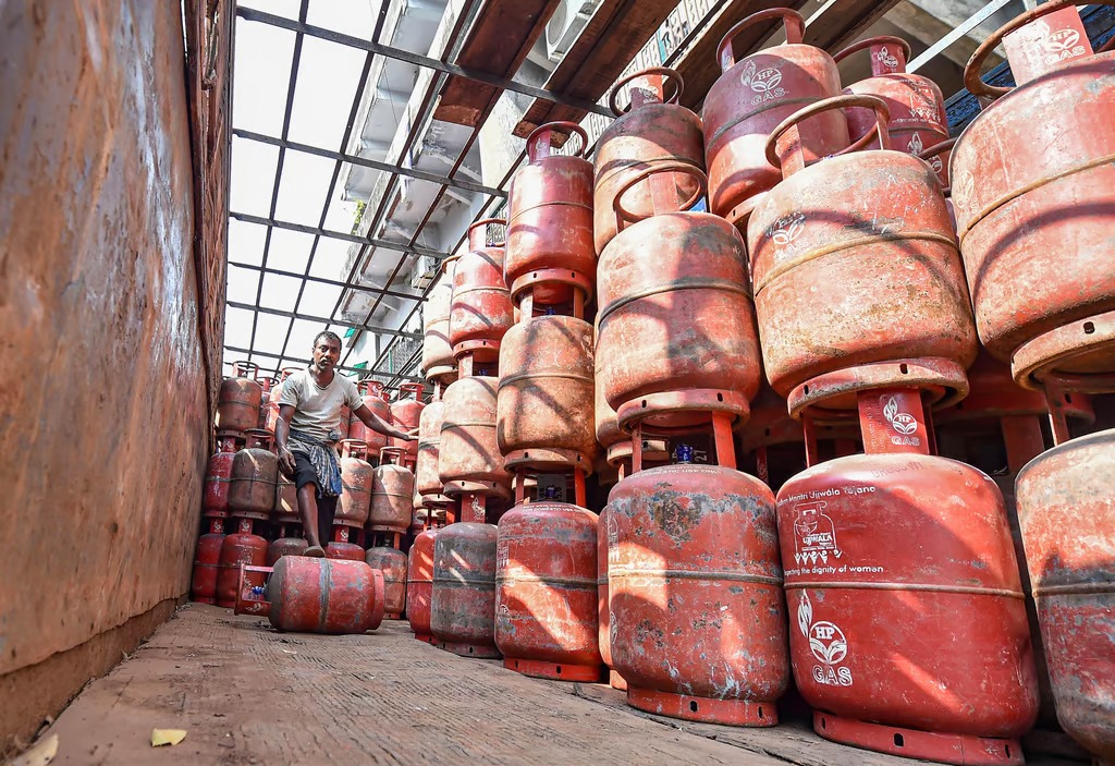 Govt cuts gas allocation for LPG, diverts to city gas retailers