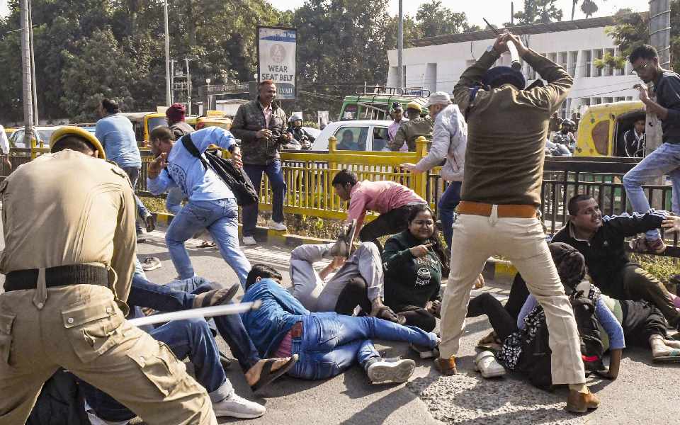 Bihar: Mild lathicharge by police to disperse protesting BPSC aspirants in Patna