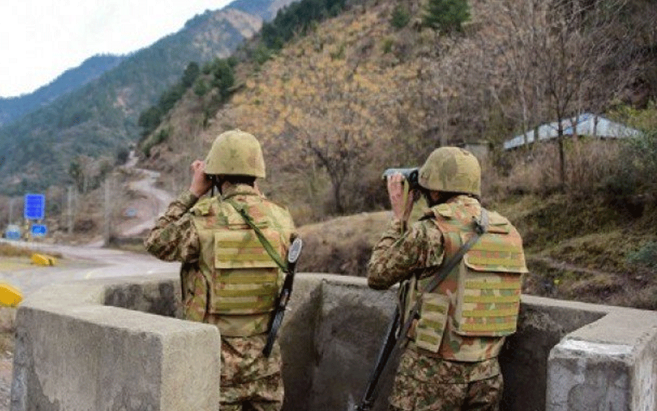 Pak lobs mortars, opens fire along  LoC in Poonch