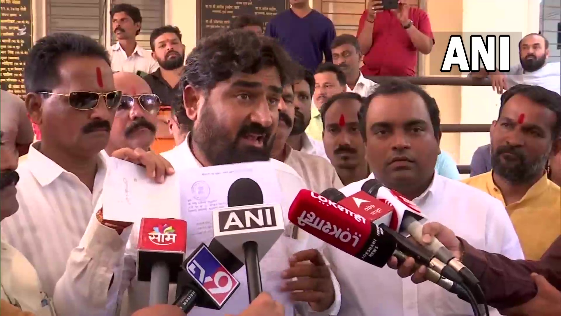 After MNS chief's warning to mosques, partymen play Hanuman Chalisa on loudspeaker outside office