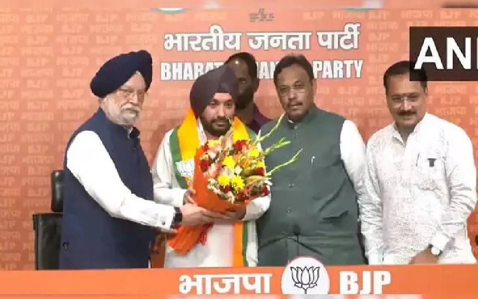 Former Delhi Cong leaders, including Arvinder Singh Lovely, join BJP