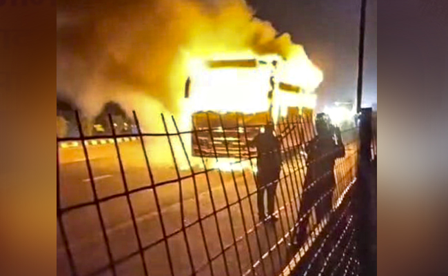 Kumbh pilgrim dies as bus catches fire in UP's Firozabad