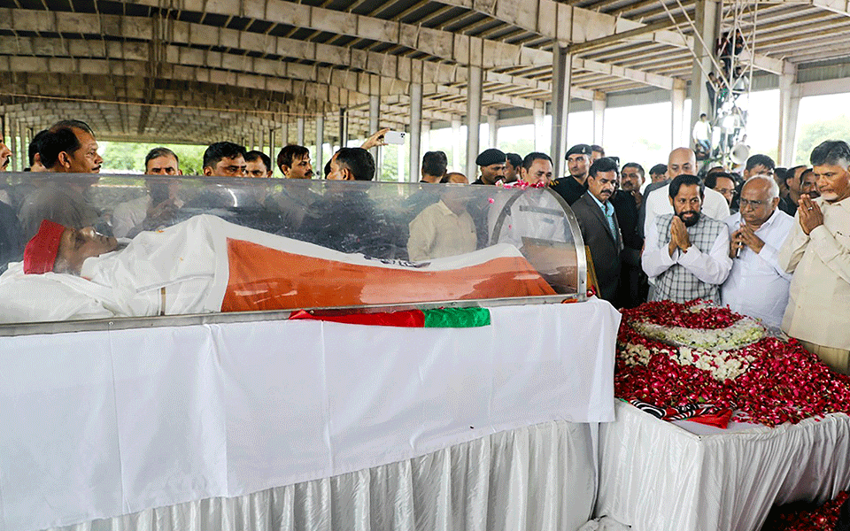 Samajwadi Party Patriarch Mulayam Singh Yadav Cremated In Saifai