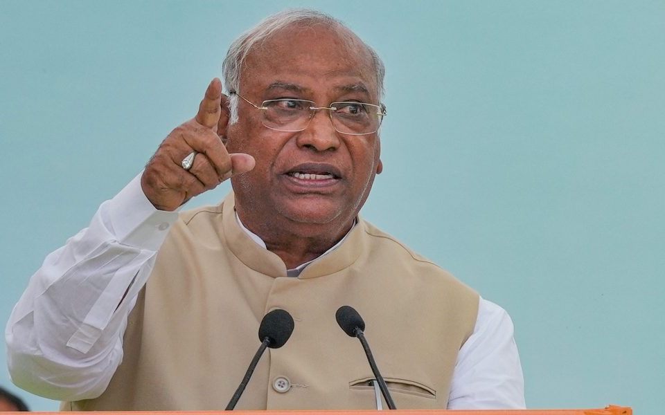 In open letter, Mallikarjun Kharge urges bureaucracy to follow Constitution, act without ill-will