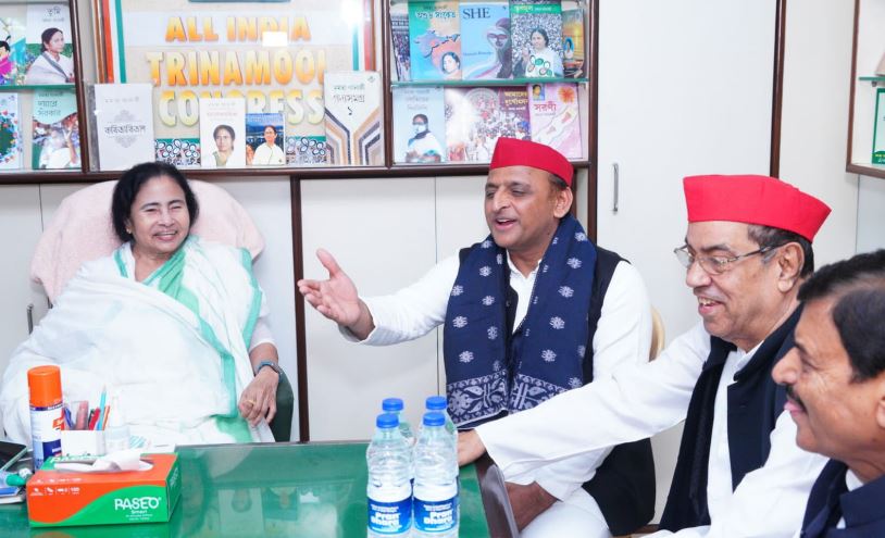 Akhilesh meets Mamata; TMC, SP decide to work unitedly to fight BJP, keep distance from Congress